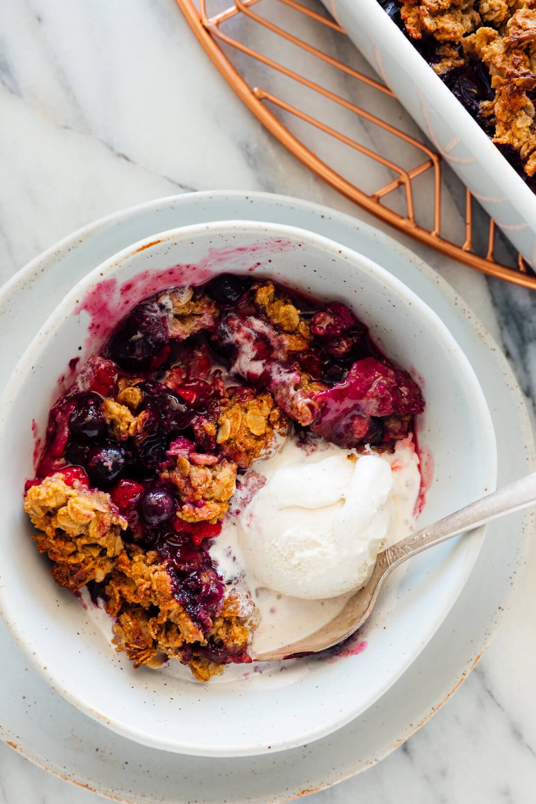 berry crisp with ice cream