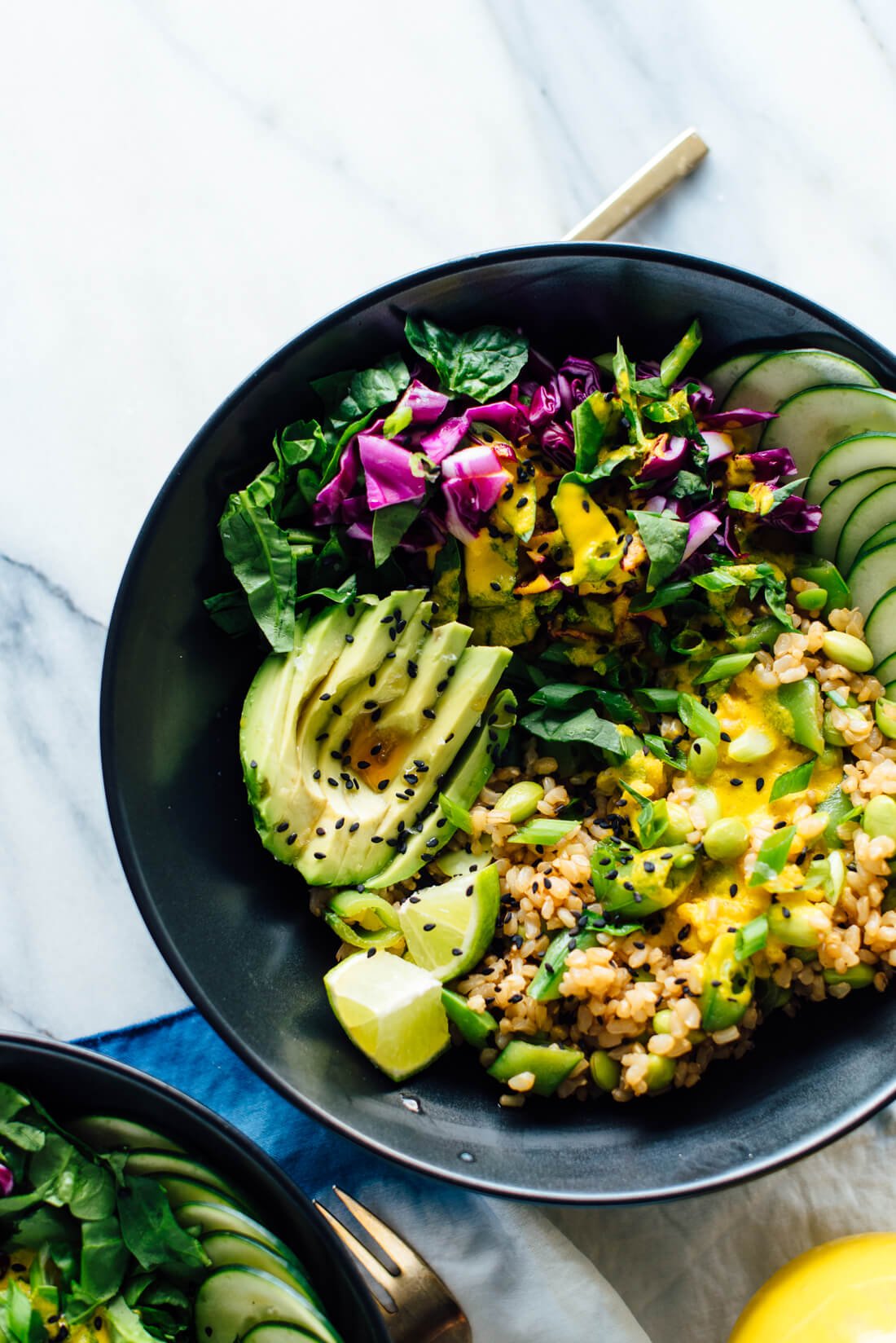 The ultimate Buddha bowl recipe, featuring cooked brown rice, steamed and raw veggies, avocado and an addictive carrot-ginger sauce. #vegan #vegetarian