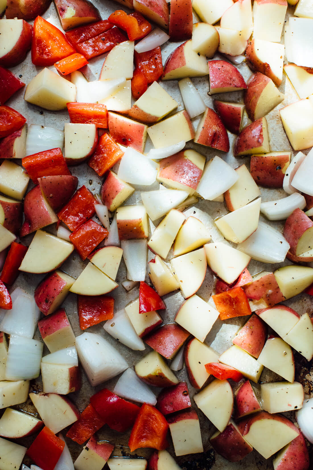 Breakfast potatoes ingredients (red potatoes, bell pepper, onion, olive oil, garlic powder and black pepper)