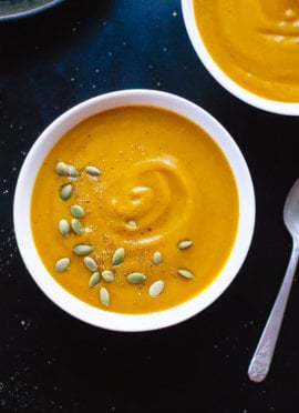 The best pumpkin soup recipe! It's creamy AND healthy. #pumpkinrecipe