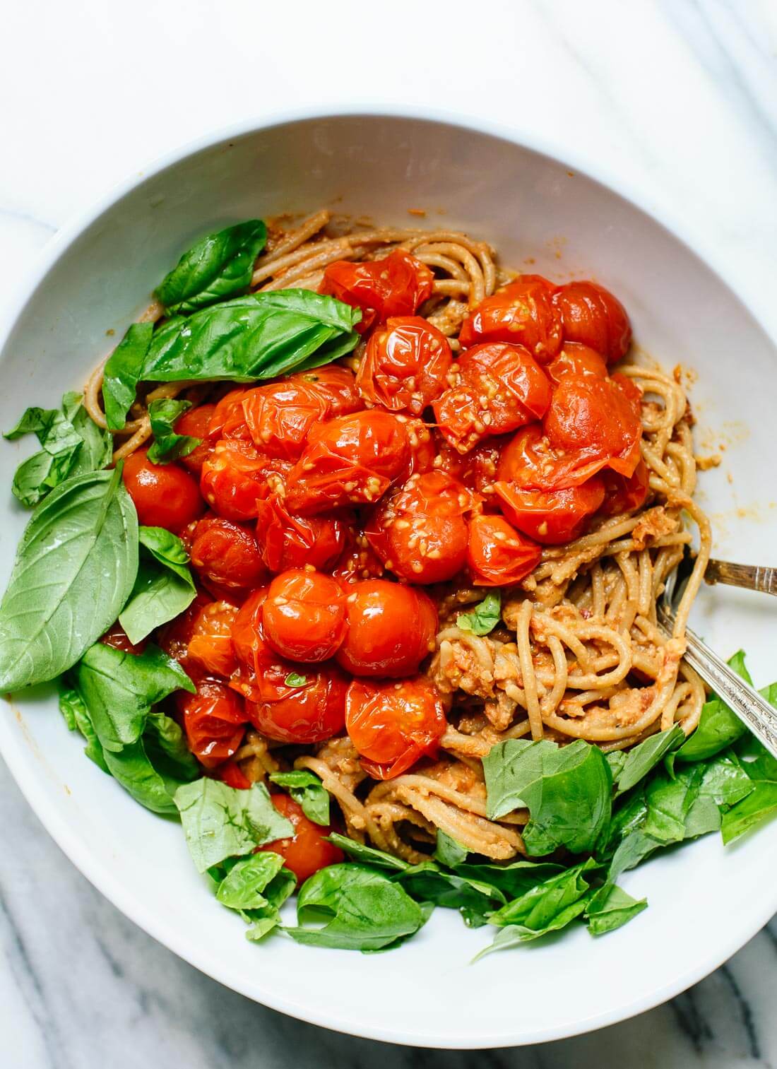 Fresh tomato pesto with sun-dried tomatoes, spaghetti and basil! cookieandkate.com