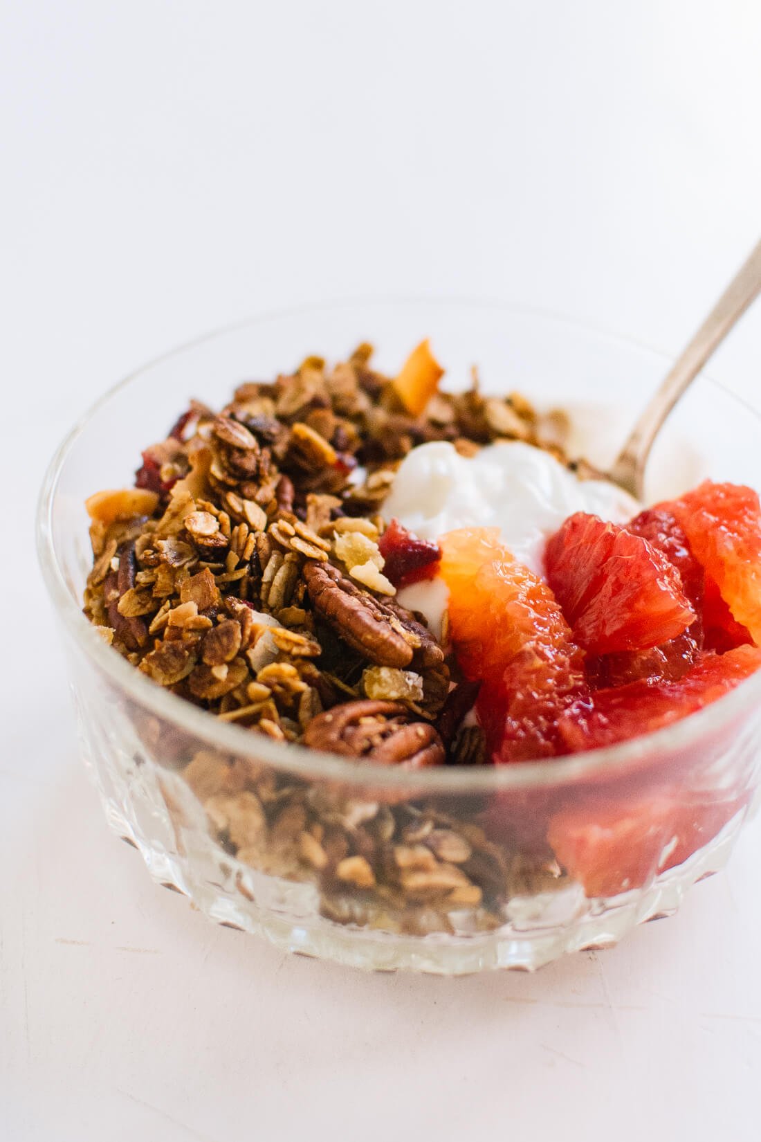 Gingerbread granola with yogurt