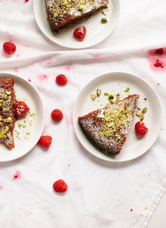 This gluten-free almond meal and honey cake is a delicious summertime treat. cookieandkate.com