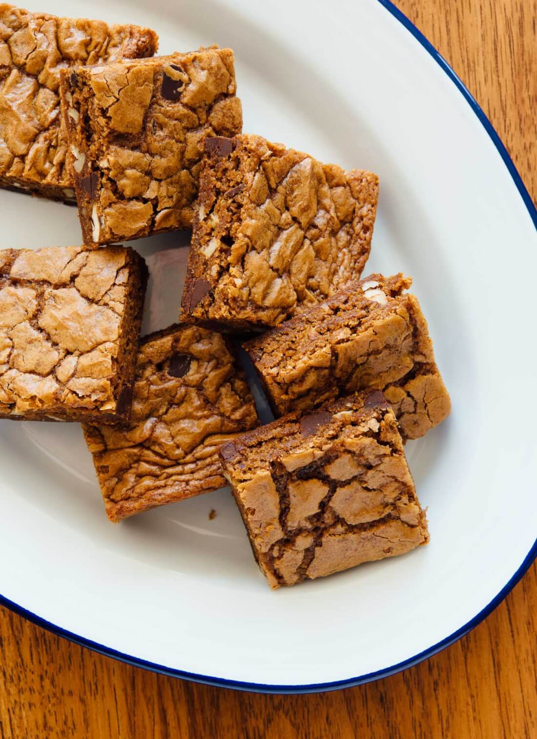 INCREDIBLE chocolate chips blondies recipe, made healthier with coconut sugar and whole grain flour. cookieandkate.com